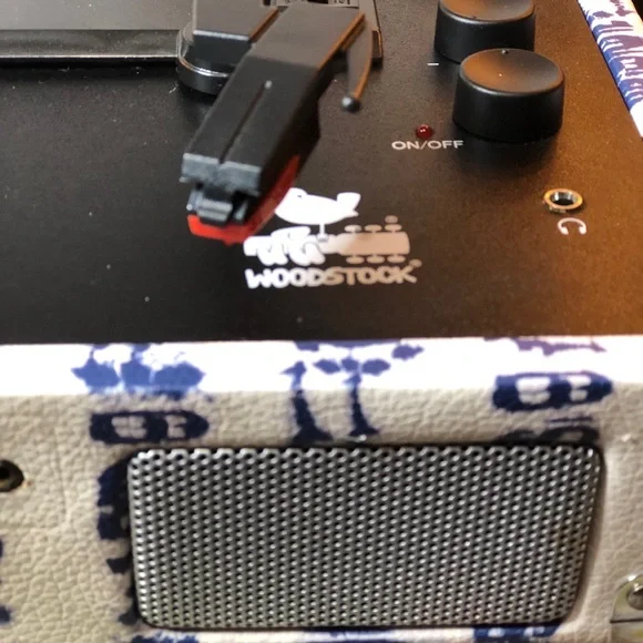 Crosley Black and White Patterned Turntable - Picture 6 of 12